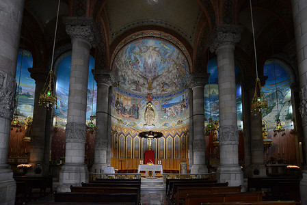 西班牙巴塞罗纳附近蒙特塞拉特修道院内教堂壁画图片