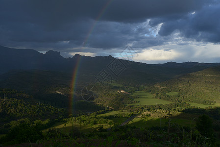 西班牙阿拉贡地区格劳斯山区的彩虹背景