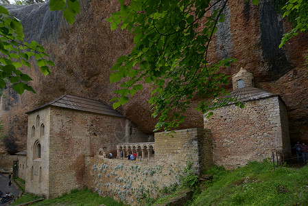 德拉卡西班牙韦斯卡地区建在山岩下的圣詹德拉佩拉修道院背景