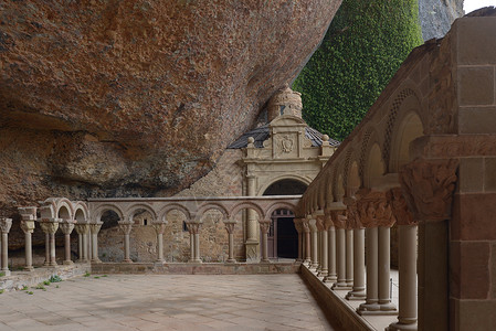 西班牙韦斯卡地区建在山岩下的圣詹德拉佩拉修道院高清图片