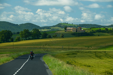 法国南部阿韦龙地区乡村公路高清图片