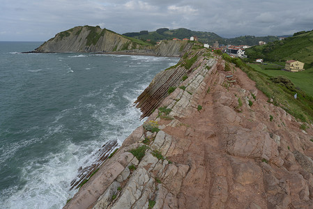 西班牙巴斯克海岸独特的复理石地质结构海滩高清图片