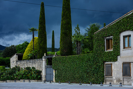 西班牙加泰罗尼亚地区巴尼奥莱斯湖畔住宅外景高清图片