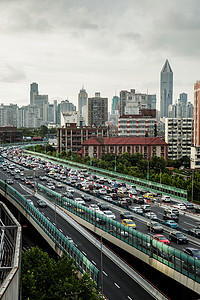 一桥飞架南北傍晚的上海南北高架交通繁忙背景