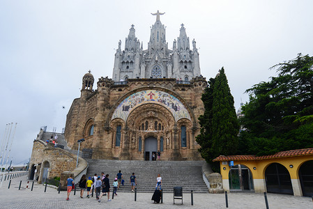 萨波塔西班牙巴塞罗那迪比达波山上的圣心教堂背景