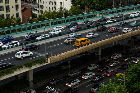 傍晚的高架道路交通繁忙图片