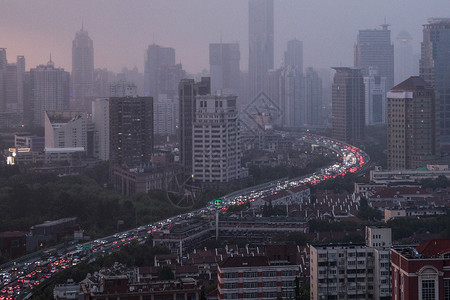 傍晚雾霾中的高架交通繁忙交通拥挤高清图片素材