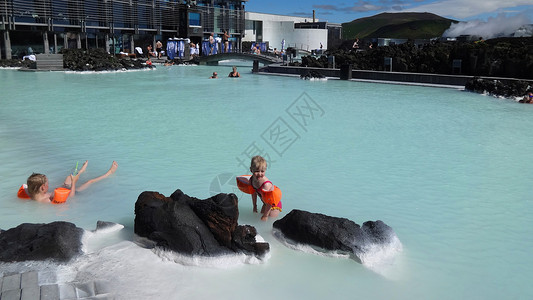 冰岛蓝湖温泉孩童戏水高清图片