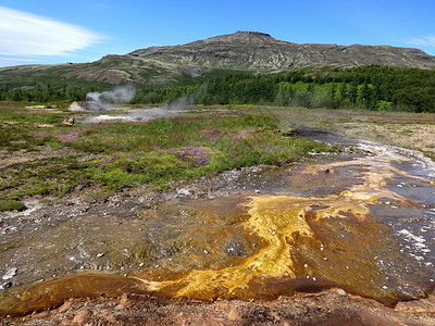 冰岛地热水析出的硫磺背景