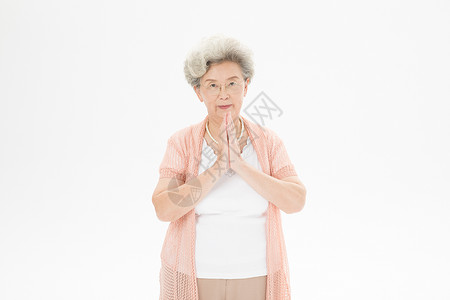 老年奶奶祈祷图片
