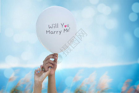 情侣一起放气球背景图片