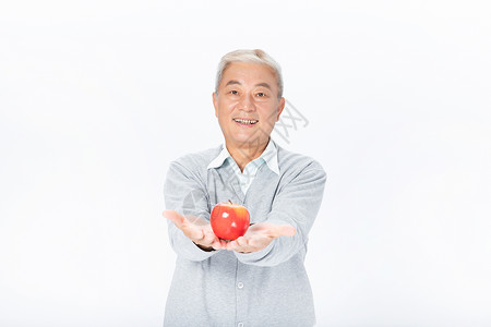 老年人拿水果背景图片
