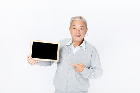 老年人拿黑板背景图片