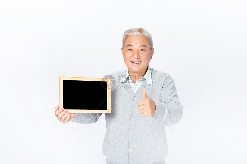 老年人拿黑板图片