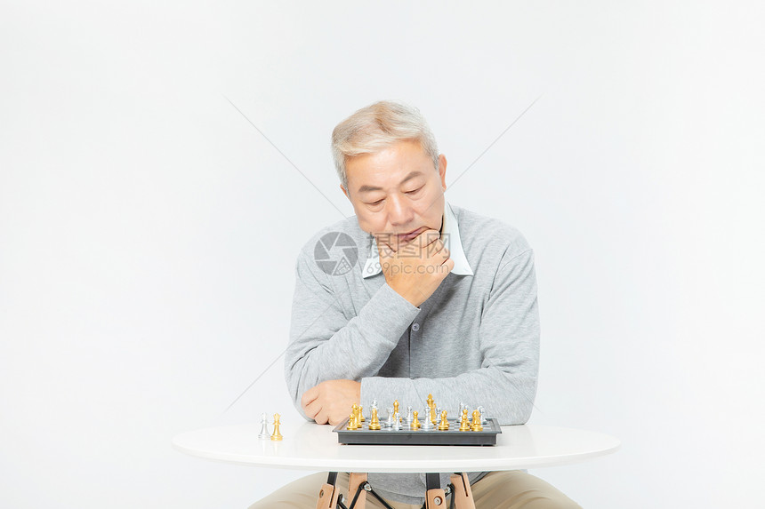 老年人下棋图片