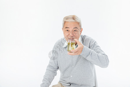 老年人喝茶图片