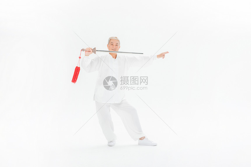 老年人舞剑图片