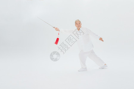 老年人舞剑羽毛球服高清图片
