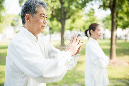 功夫女孩老年人太极锻炼背景