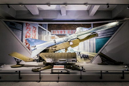 红蓝撞色八一建军节背景中国革命军事博物馆的中国导弹背景