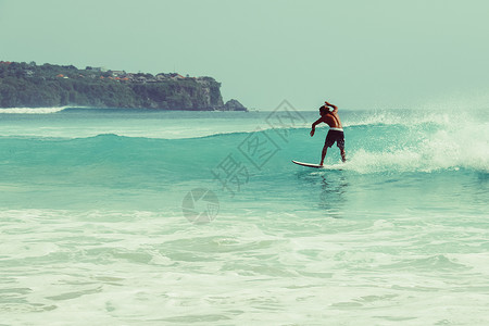 大海边冲浪的人背景图片