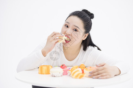 吃甜食肥胖吃面包的女孩高清图片