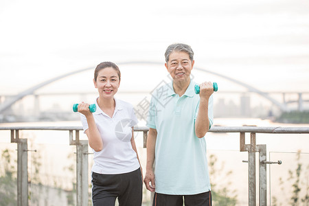 老年人运动锻炼哑铃图片
