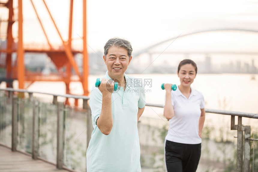 老年人运动锻炼哑铃图片