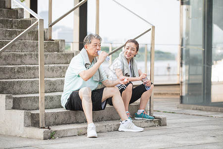 老年人运动休息图片