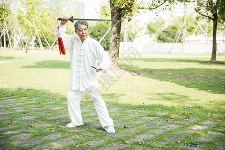 老年人锻炼太极剑背景图片