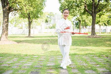 老年人锻炼太极扇背景图片