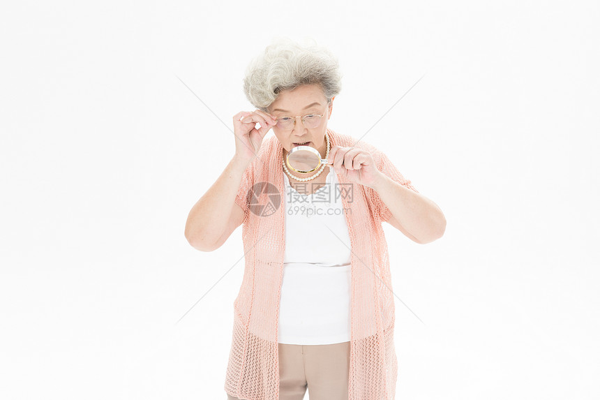 老年奶奶放大镜 图片