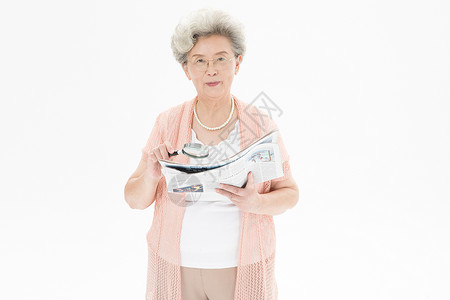 带奶奶鞋素材老年人奶奶看报纸背景