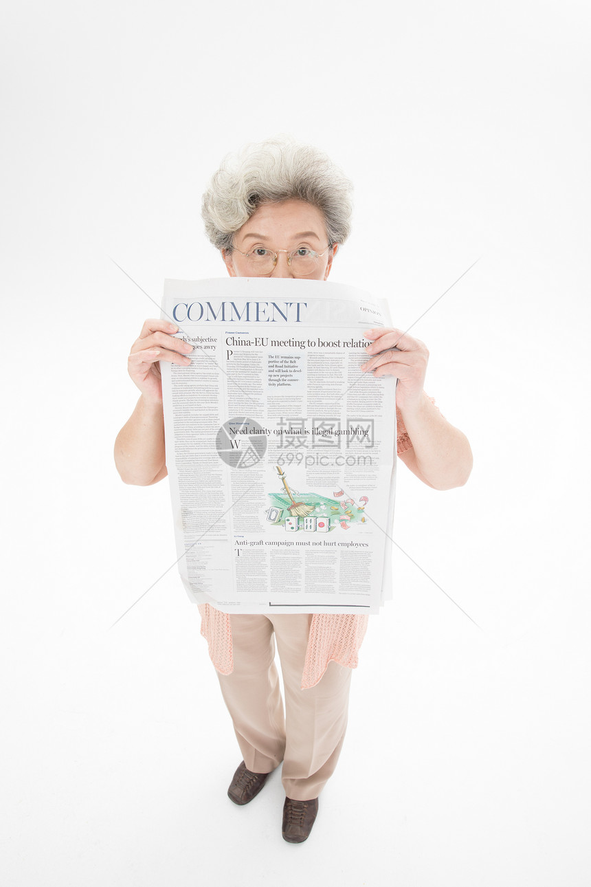 老年人奶奶看报纸图片