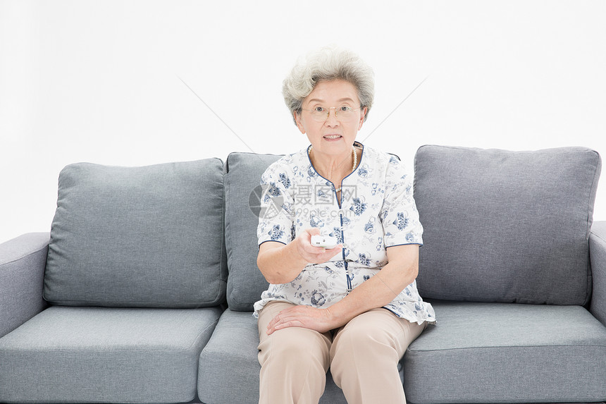 老年奶奶看电视图片