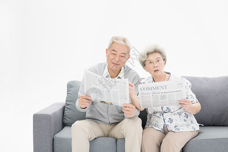 老年夫妇看报纸图片
