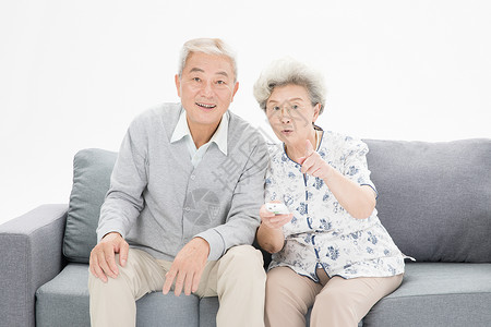老年夫妇看电视图片