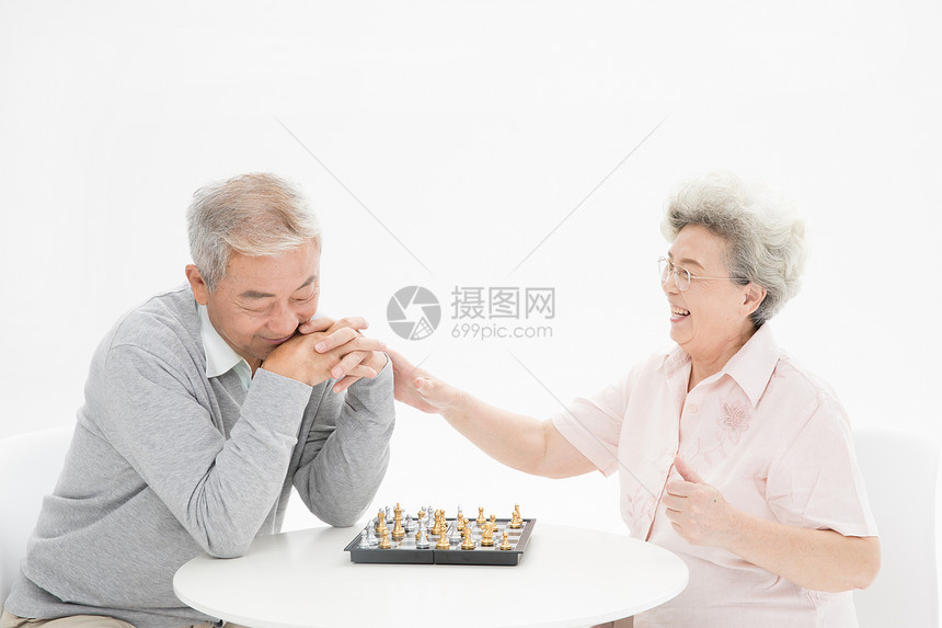 老年夫妇下棋图片