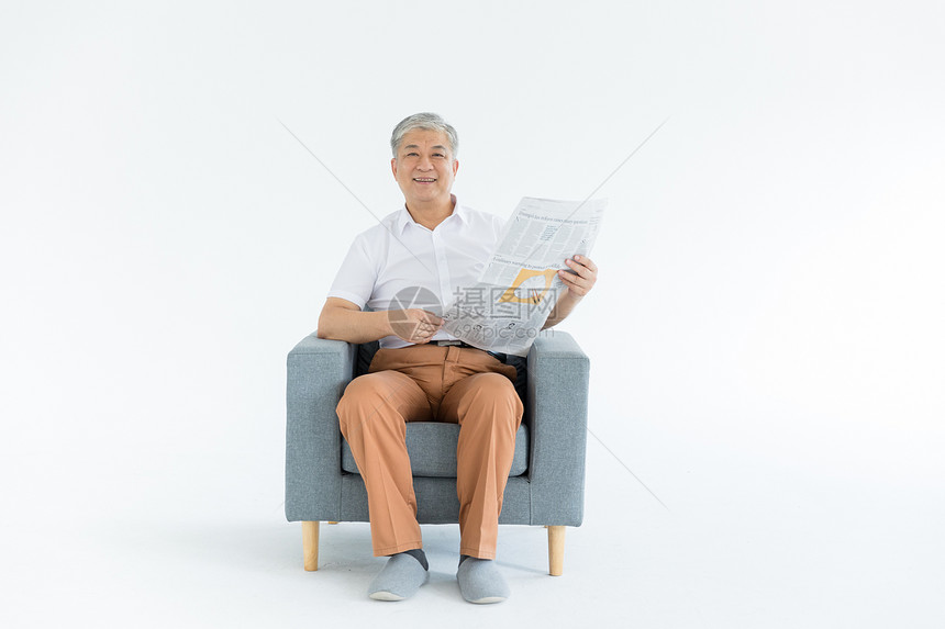 老年男性看报纸形象图片