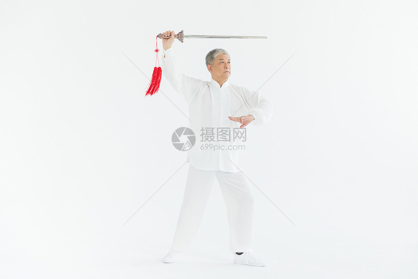 老年男性太极剑锻炼形象图片