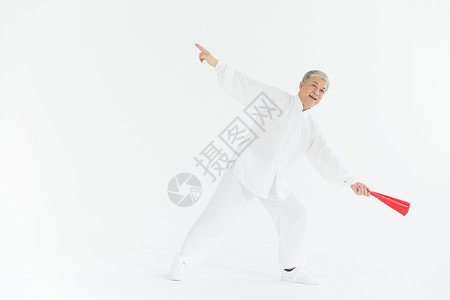 老年男性太极扇锻炼形象背景图片