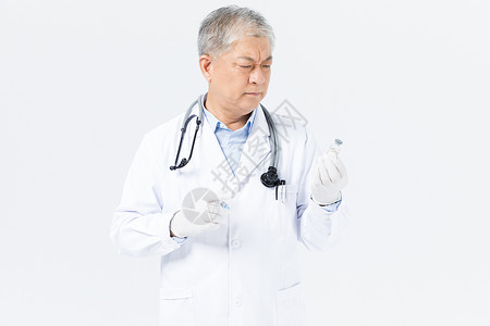 老年男性医生拿注射器背景图片