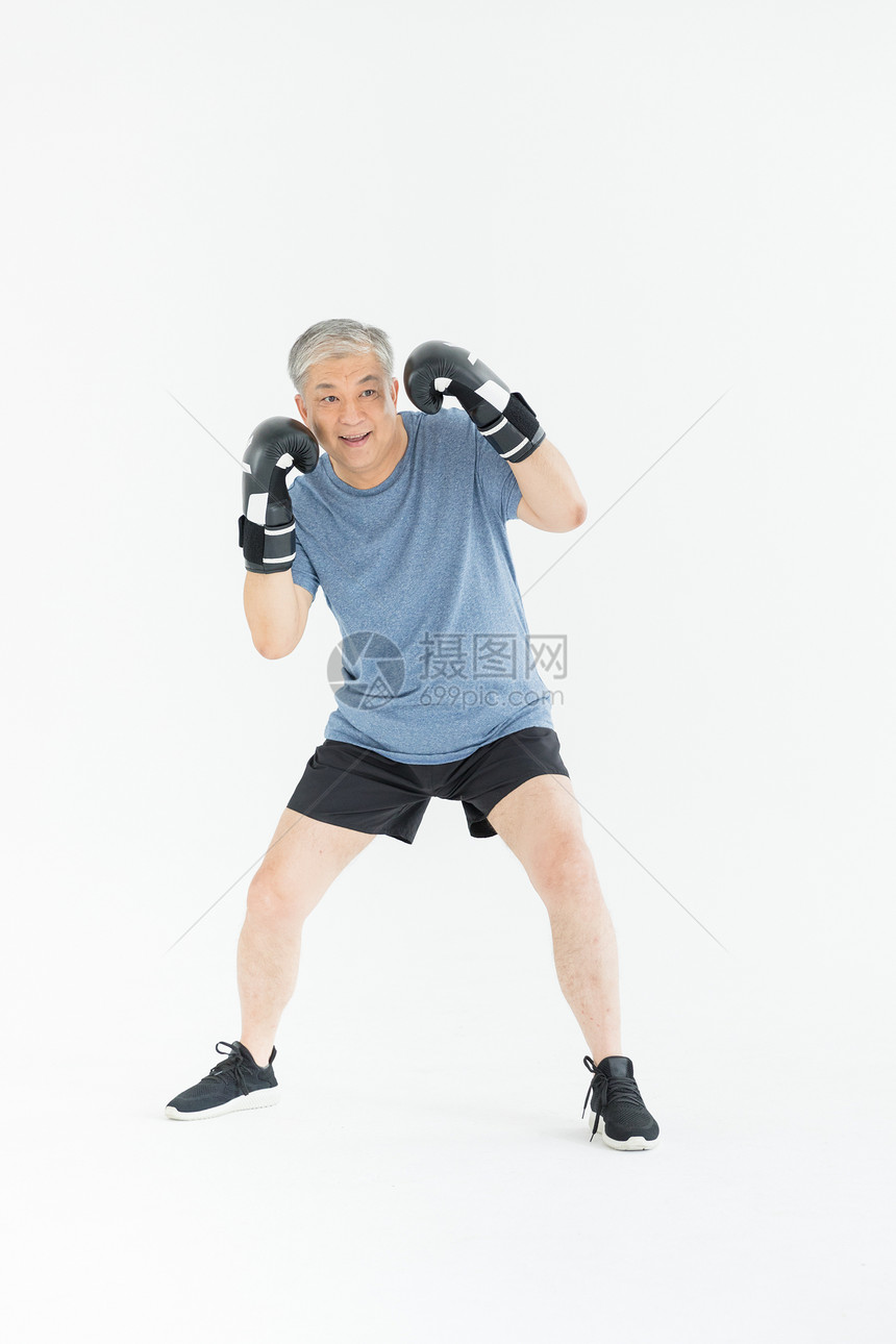 老年人拳击形象图片
