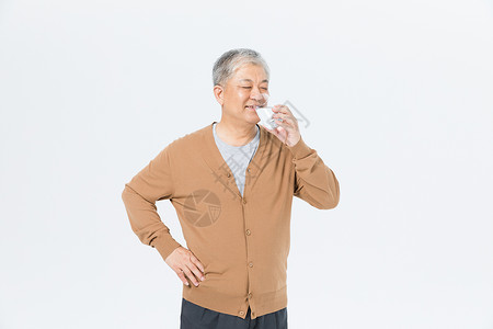 老年男性喝药形象高清图片