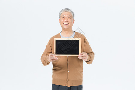老年男性拿小黑板背景图片
