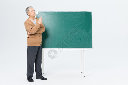 老年男性黑板教学背景图片