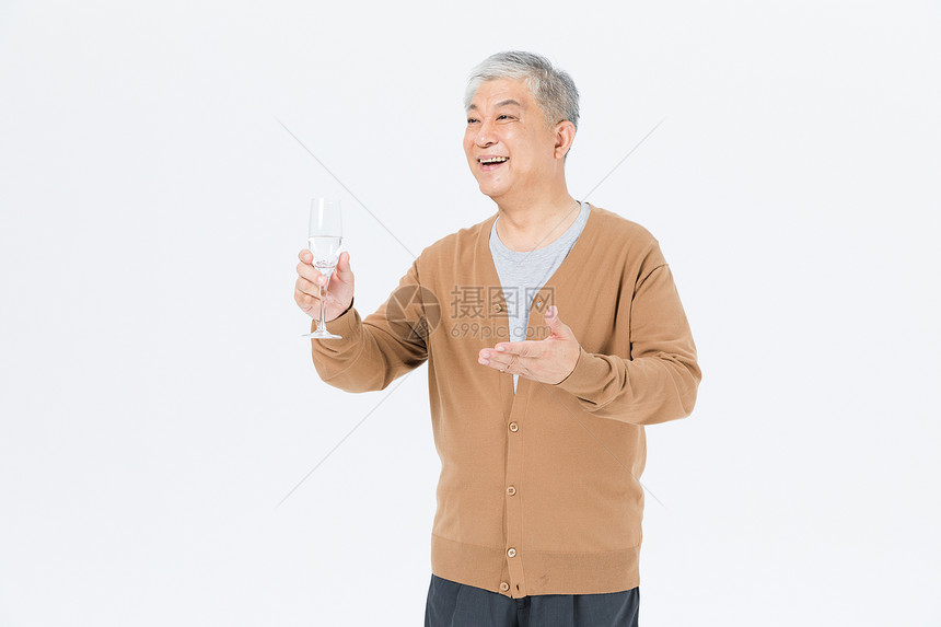 老年人高脚杯喝酒图片