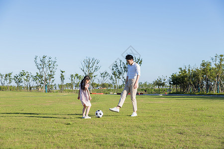 踢球小女孩公园父女踢球背景