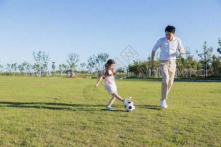 孩子踢球公园父女踢球背景