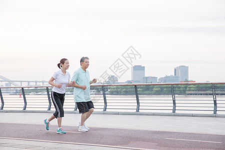 老年夫妇跑步图片